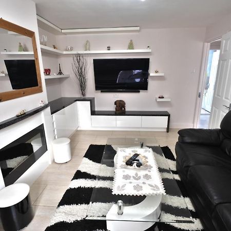 Immaculate 2-Bed Apartment In Isleworth By River Dış mekan fotoğraf