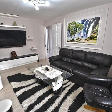 Immaculate 2-Bed Apartment In Isleworth By River Dış mekan fotoğraf