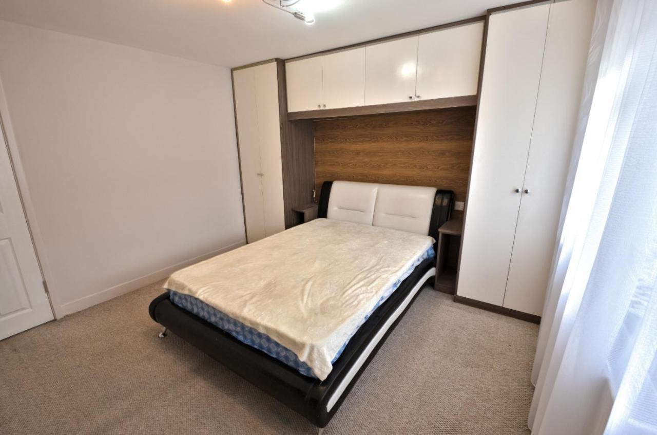 Immaculate 2-Bed Apartment In Isleworth By River Dış mekan fotoğraf