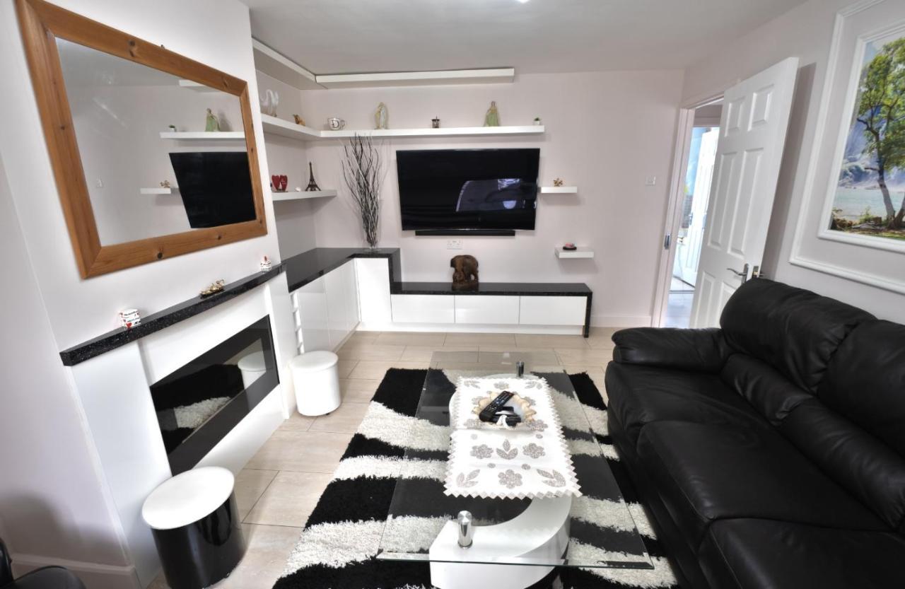 Immaculate 2-Bed Apartment In Isleworth By River Dış mekan fotoğraf