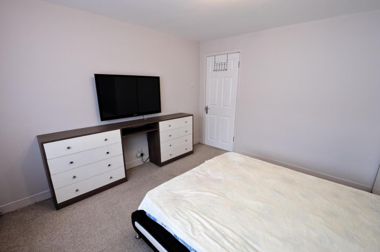 Immaculate 2-Bed Apartment In Isleworth By River Dış mekan fotoğraf