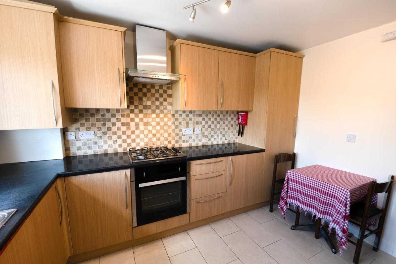 Immaculate 2-Bed Apartment In Isleworth By River Dış mekan fotoğraf