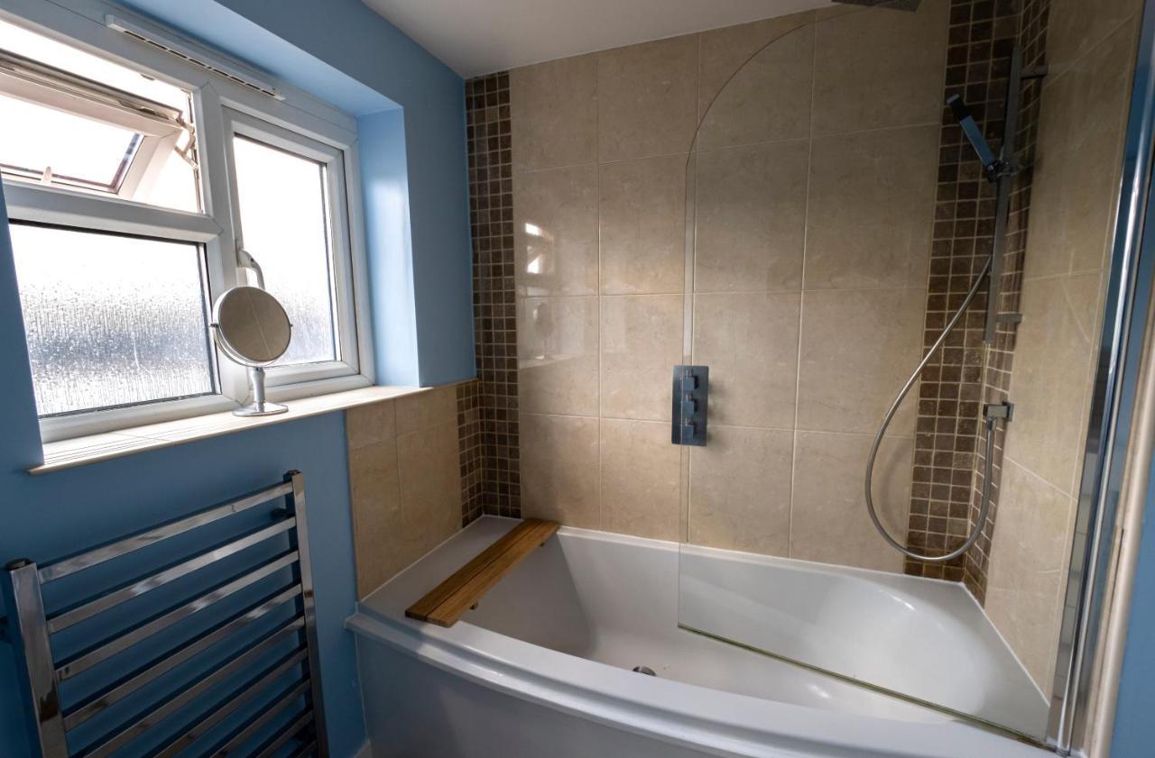Immaculate 2-Bed Apartment In Isleworth By River Dış mekan fotoğraf